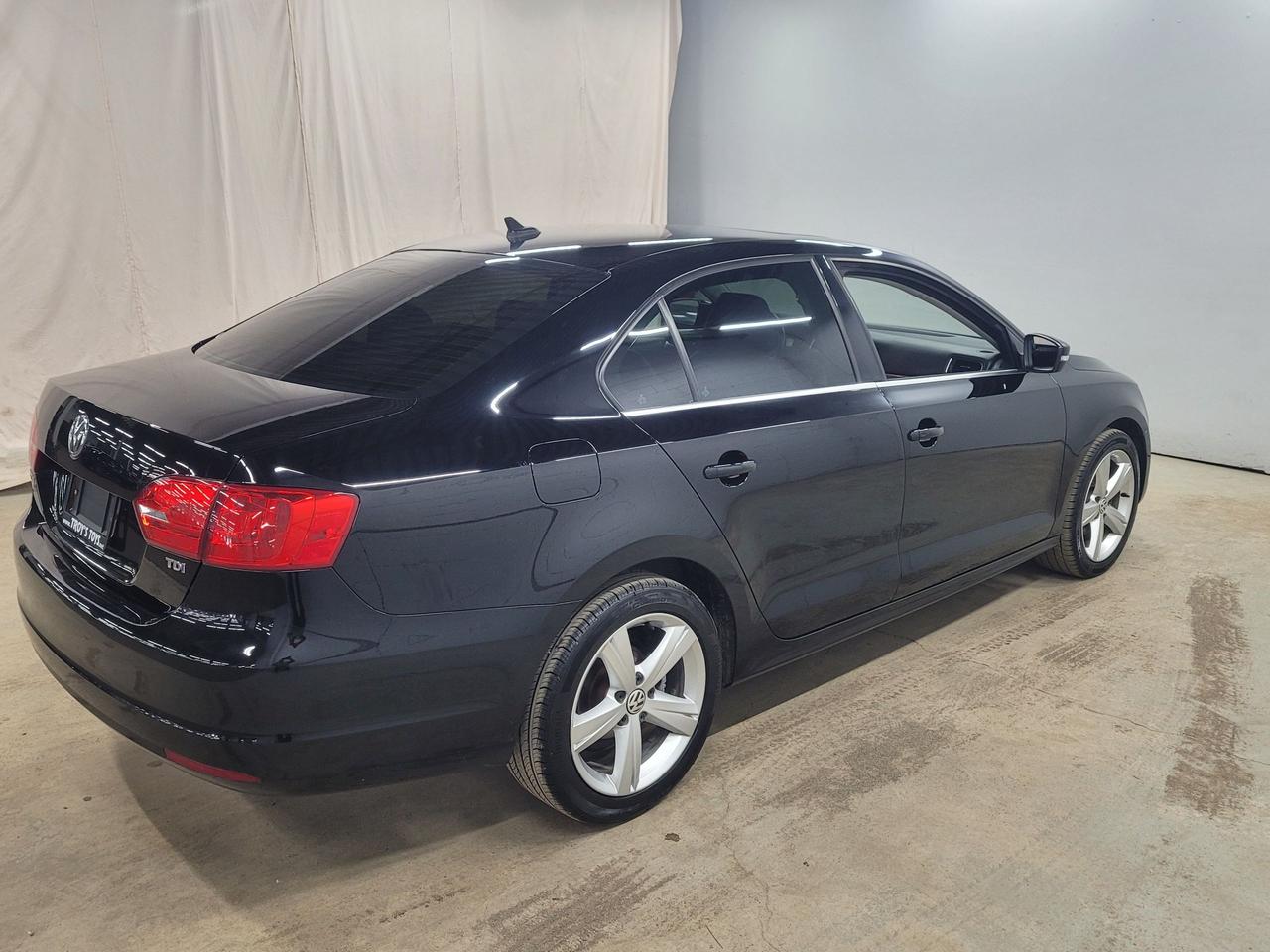 2014 Volkswagen Jetta 4dr 2.0 TDI Man Highline Photo