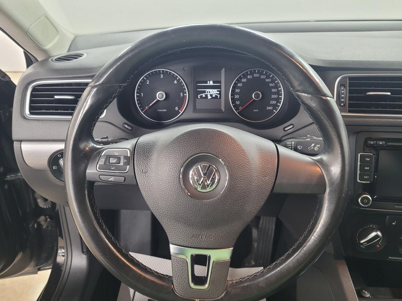 2014 Volkswagen Jetta 4dr 2.0 TDI Man Highline Photo