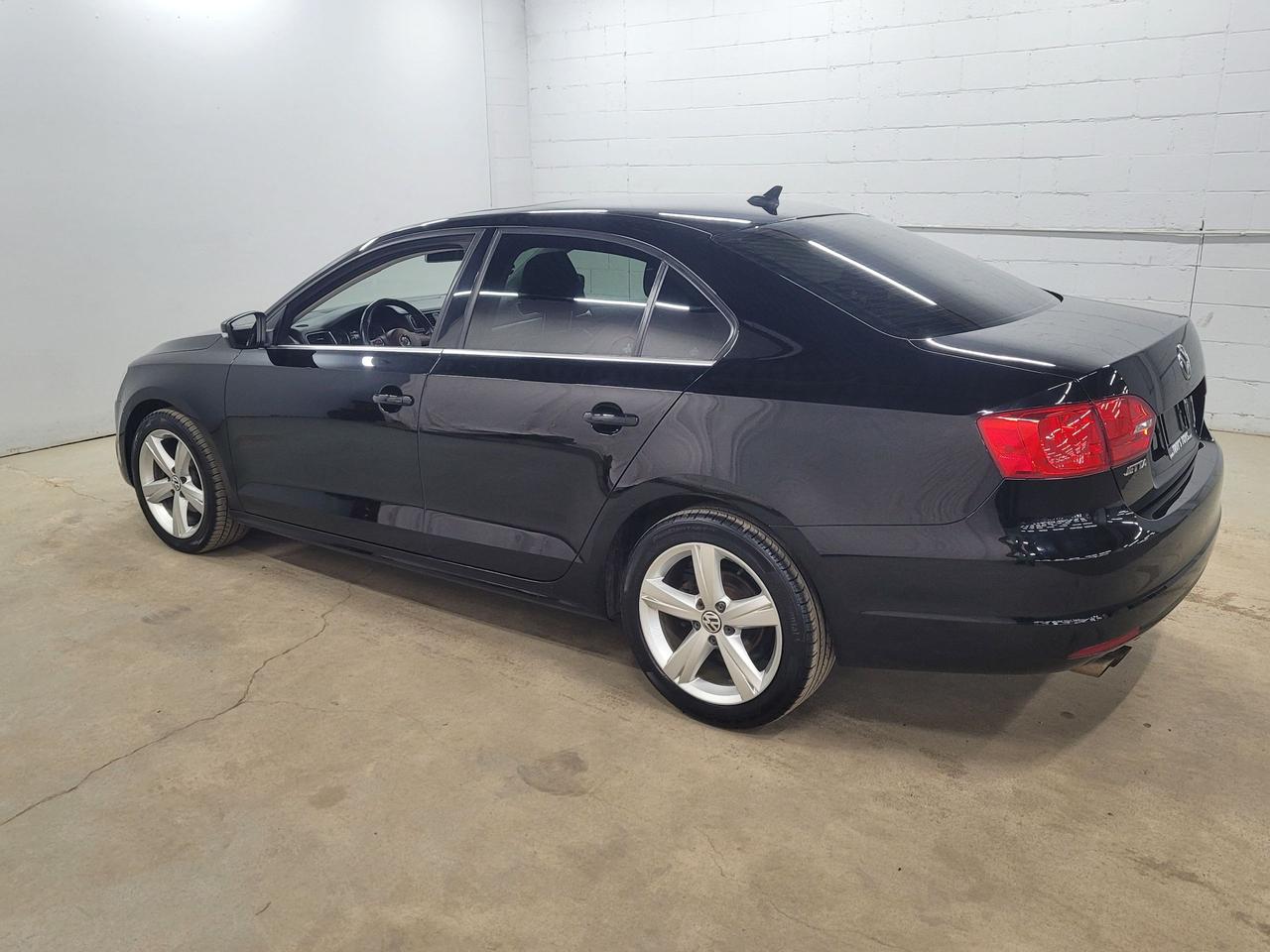 2014 Volkswagen Jetta 4dr 2.0 TDI Man Highline Photo