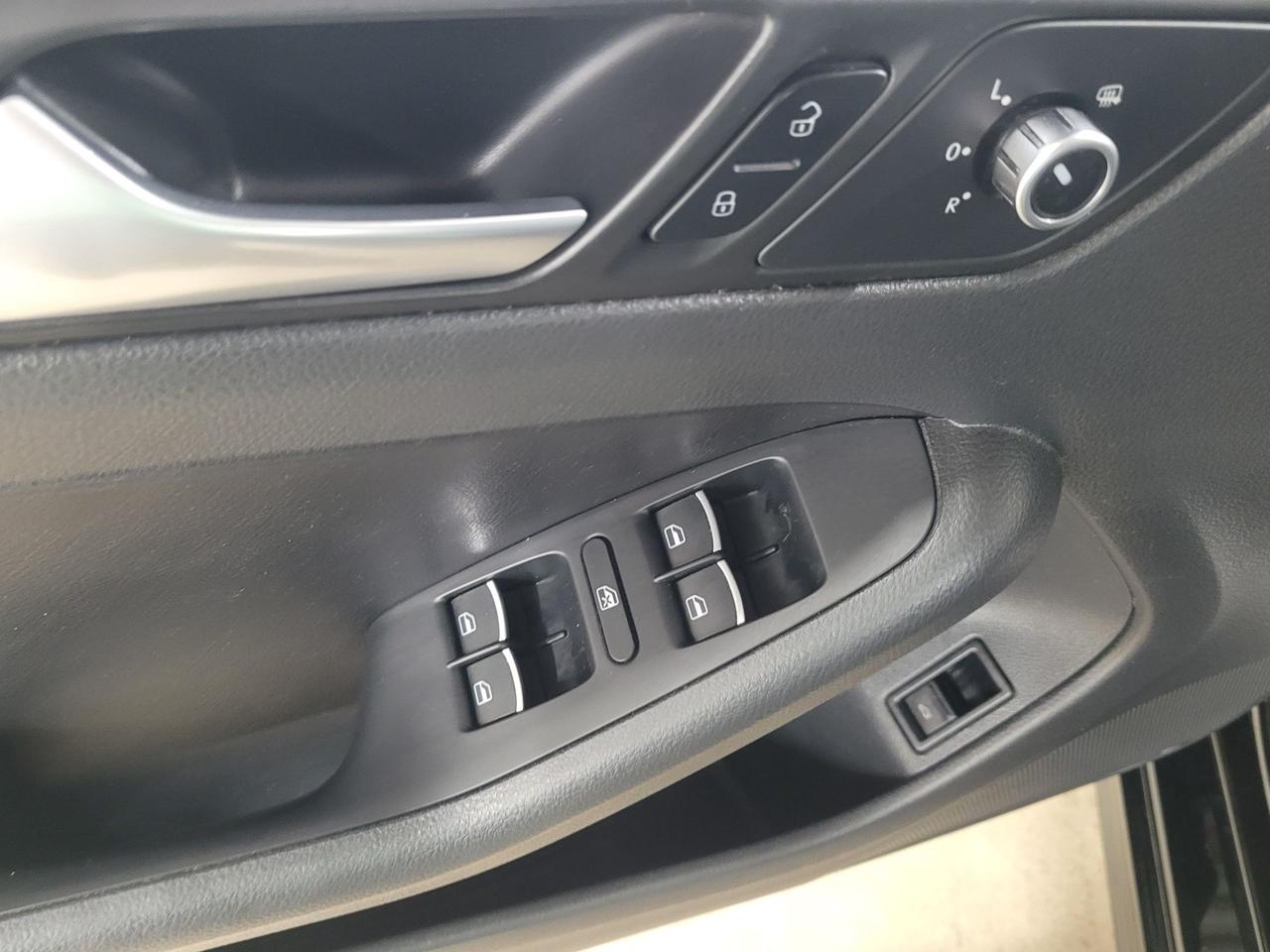2014 Volkswagen Jetta 4dr 2.0 TDI Man Highline Photo