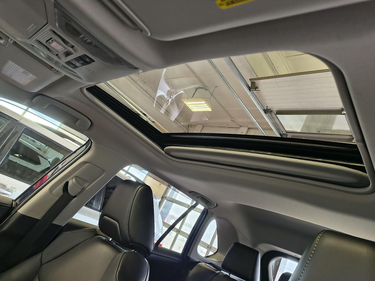 2023 Toyota RAV4 Hybrid Limited Photo0