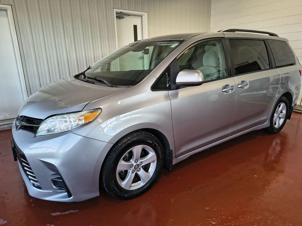 2018 Toyota Sienna LE Photo0