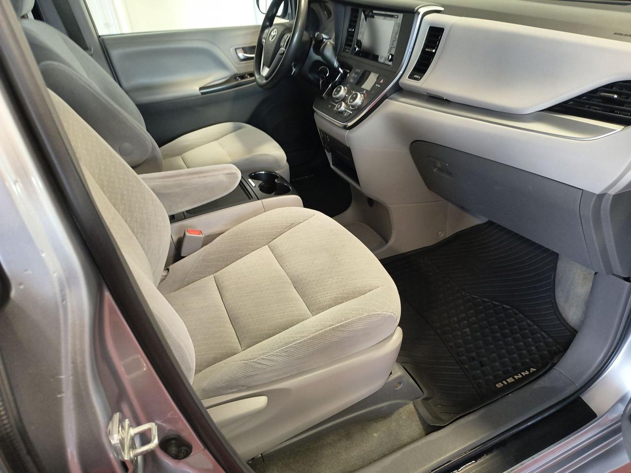 2018 Toyota Sienna LE Photo