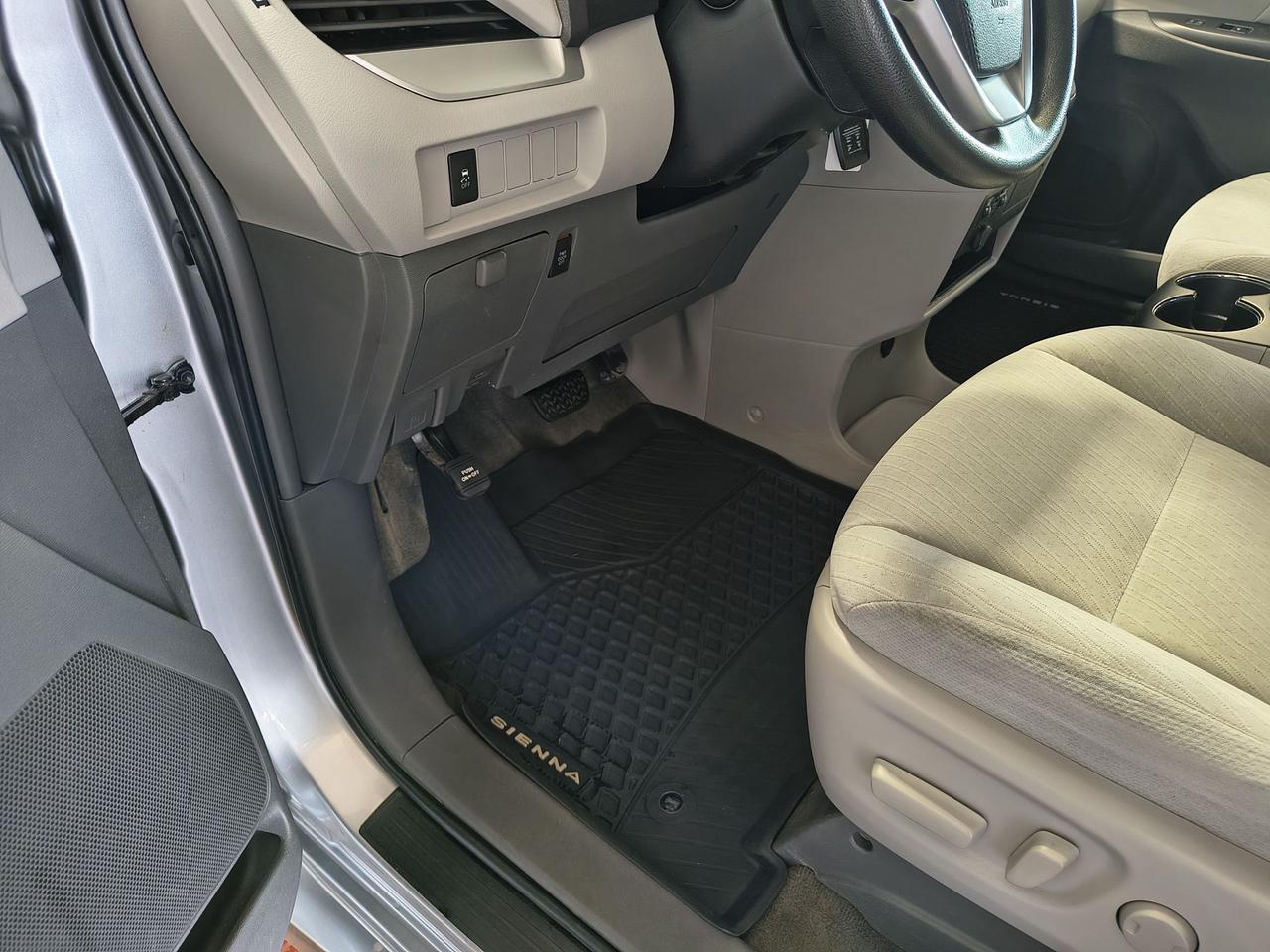 2018 Toyota Sienna LE Photo