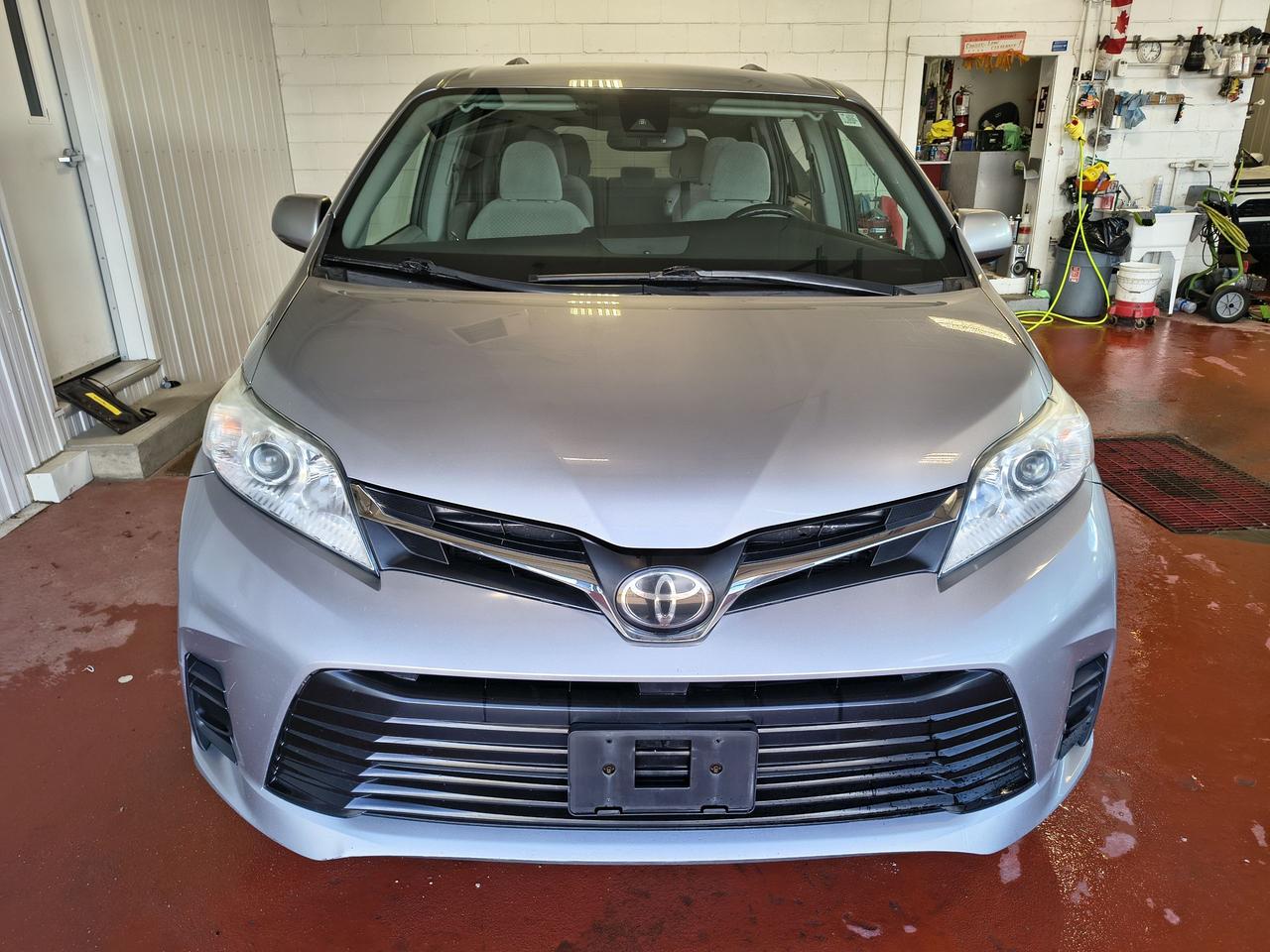 2018 Toyota Sienna LE Photo