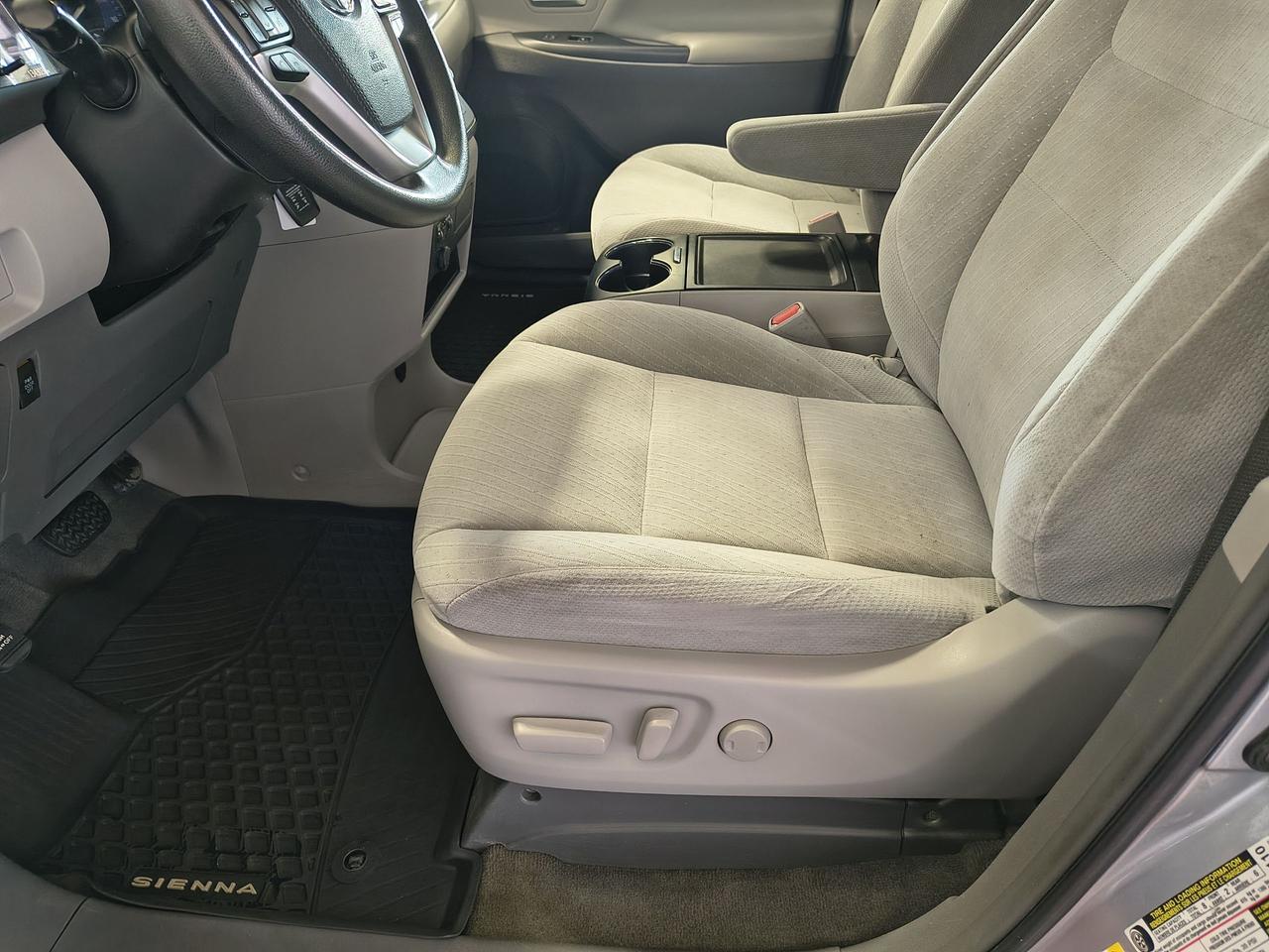 2018 Toyota Sienna LE Photo