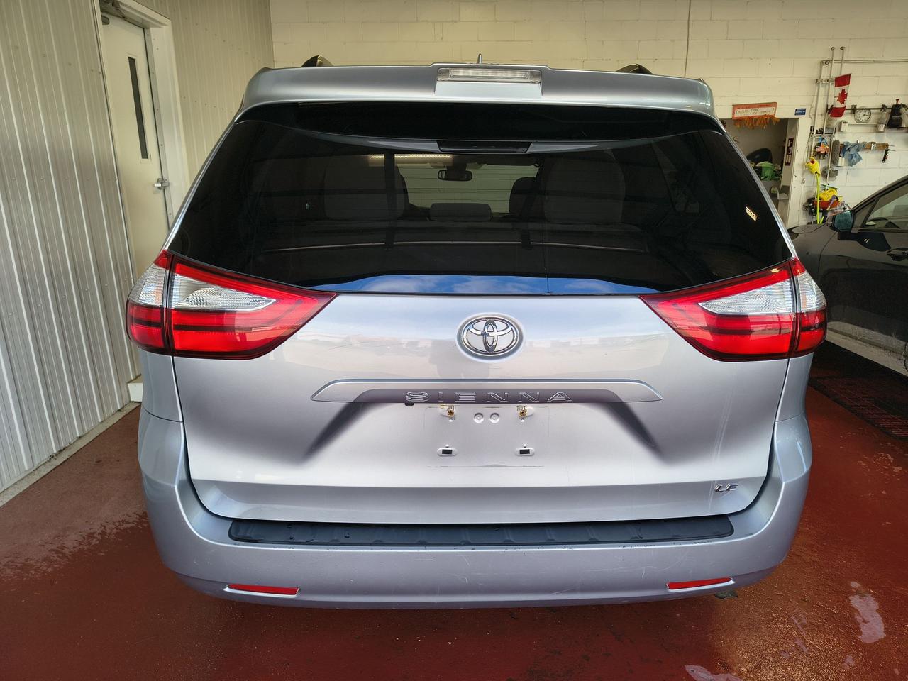 2018 Toyota Sienna LE Photo2