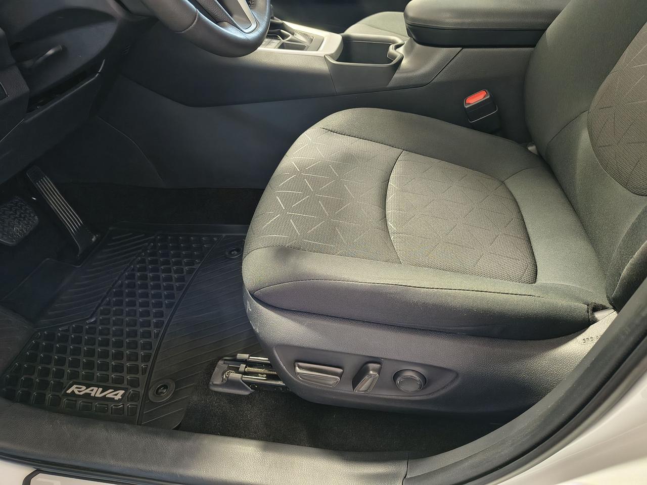 2024 Toyota RAV4 XLE Photo0