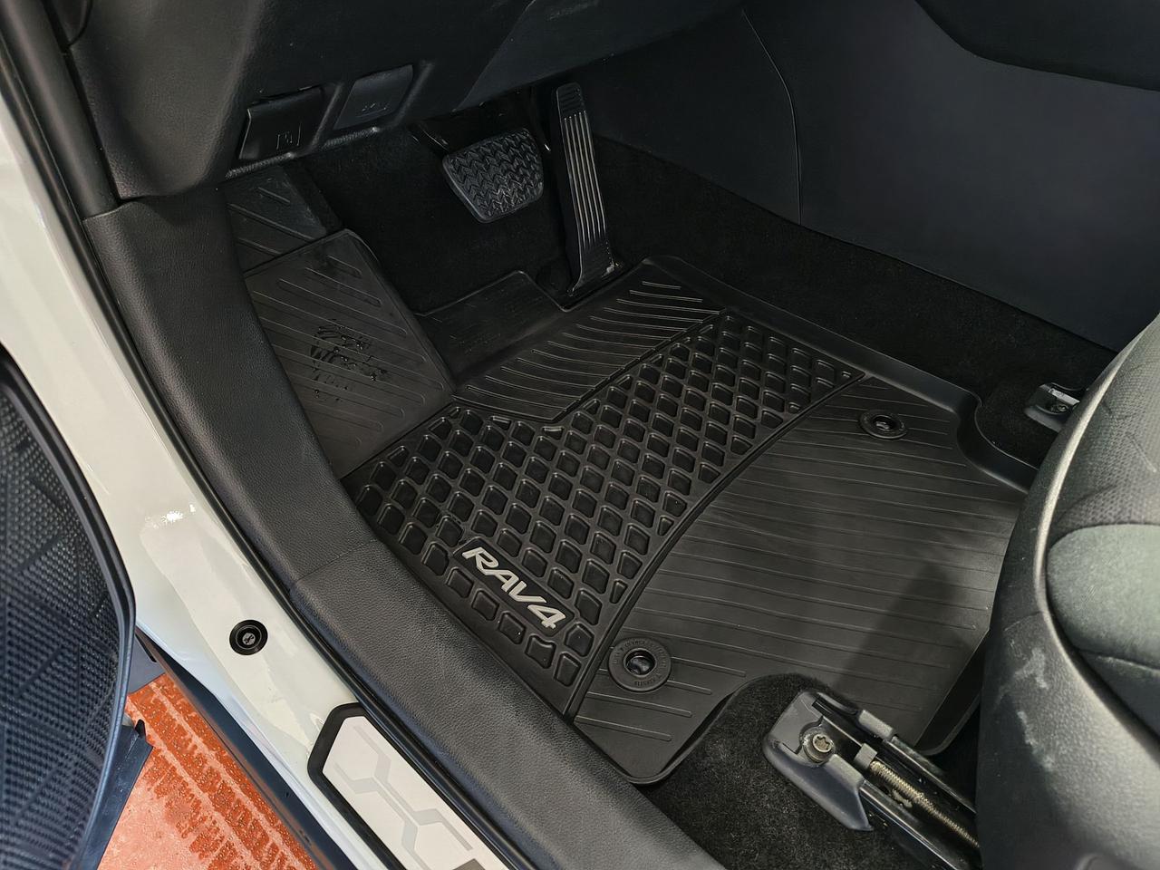 2024 Toyota RAV4 XLE Photo0
