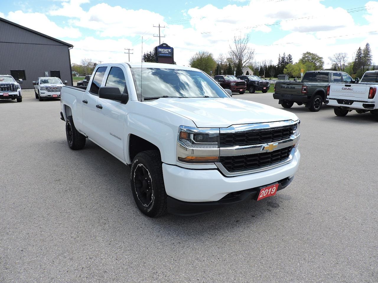 2019 Chevrolet Silverado 1500 WT 5.3L 4X4 Seats 6 New Tires Only 135000 KMS Photo