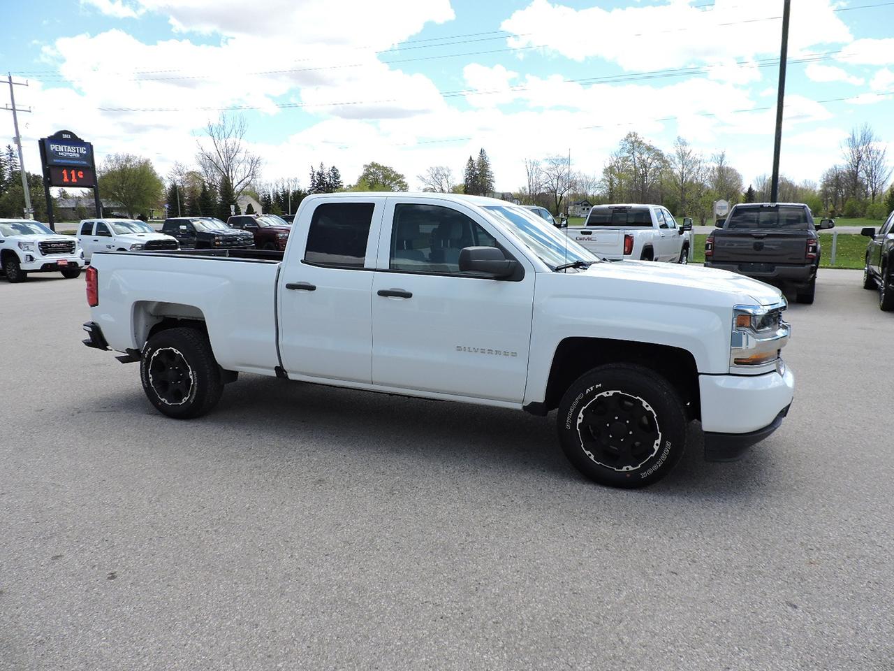 2019 Chevrolet Silverado 1500 WT 5.3L 4X4 Seats 6 New Tires Only 135000 KMS Photo2