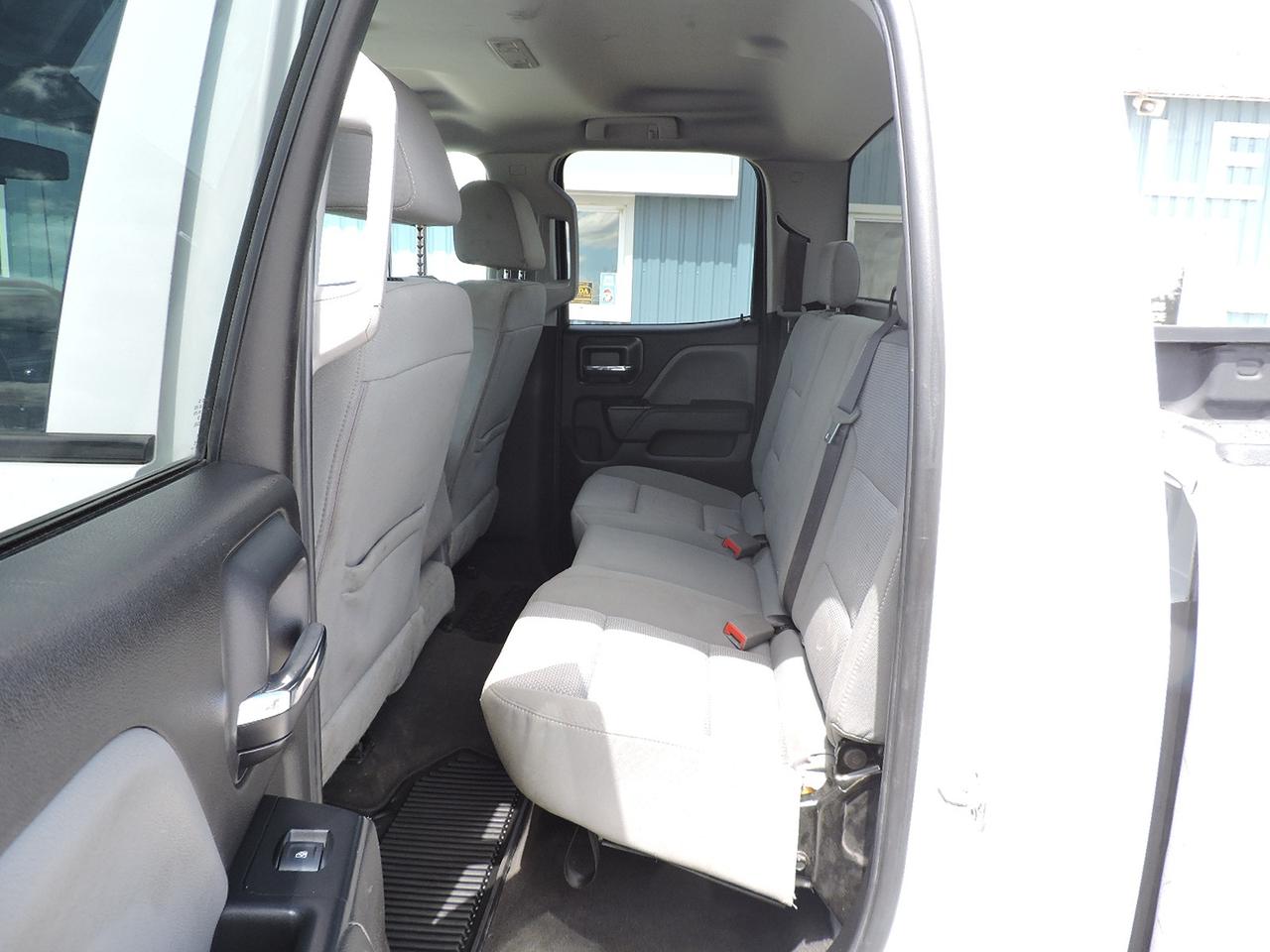 2019 Chevrolet Silverado 1500 WT 5.3L 4X4 Seats 6 New Tires Only 135000 KMS Photo