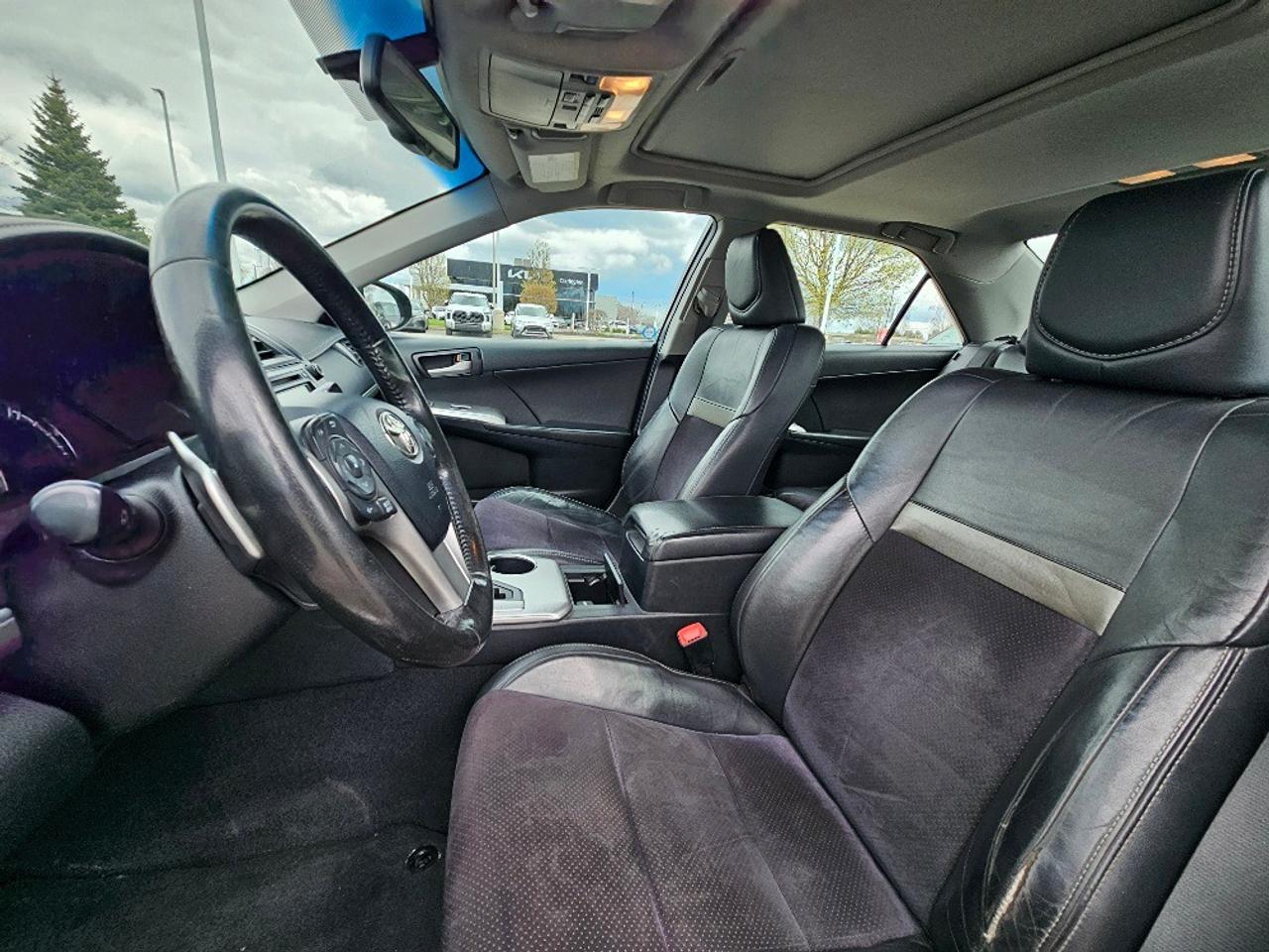 2012 Toyota Camry SE/ VERY CLEAN / NO ACCIDENT / SUNROOF / REAR CAM Photo