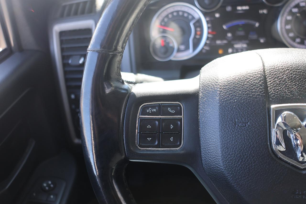 2020 RAM 1500 Classic 5.7L HEMI V8 4x4 - CAMERA|HEATED SEAT|REMOTE START Photo