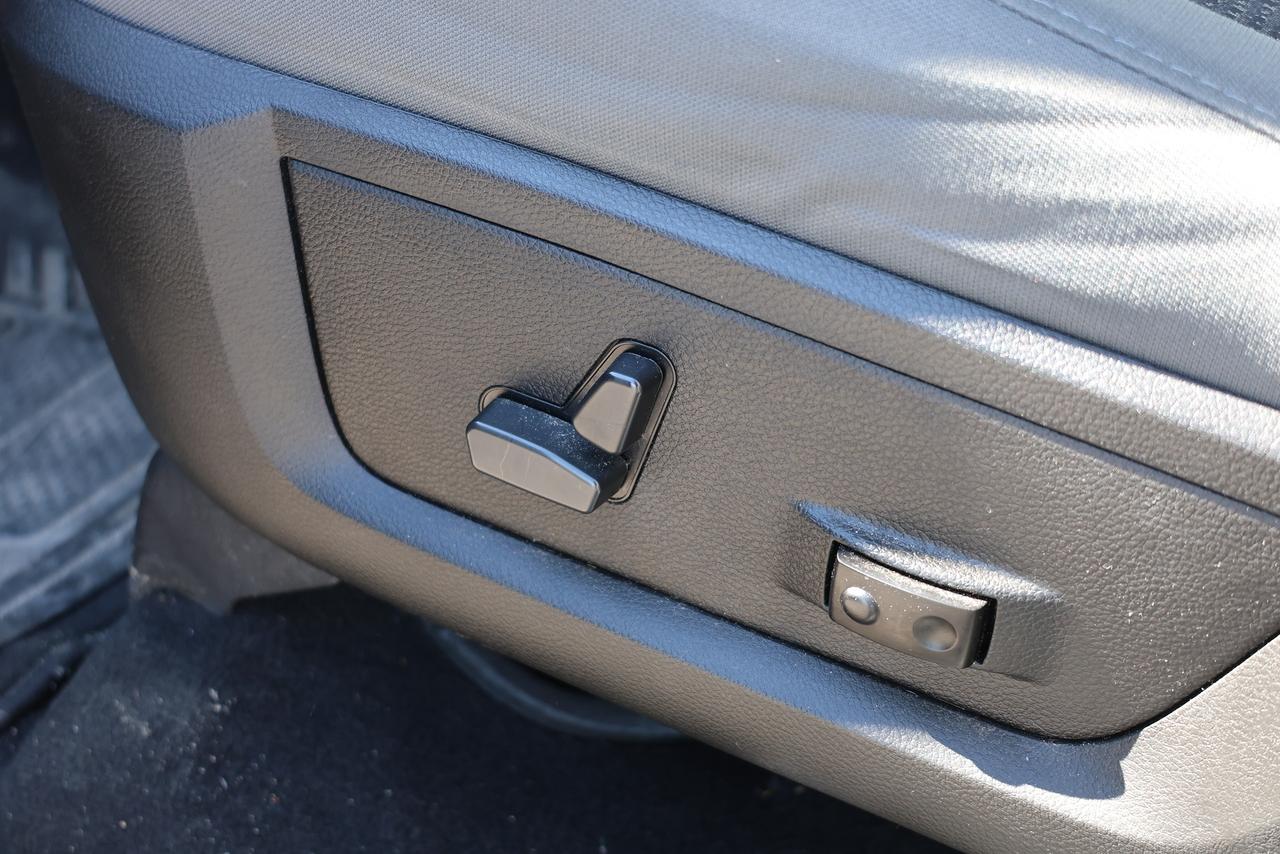 2020 RAM 1500 Classic 5.7L HEMI V8 4x4 - CAMERA|HEATED SEAT|REMOTE START Photo
