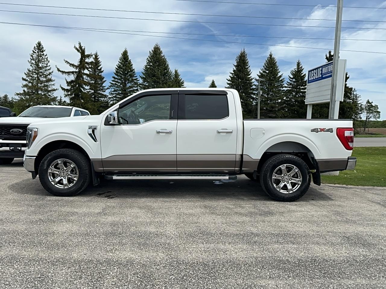 2022 Ford F-150 Lariat 4WD SuperCrew 5.5' Box Photo2