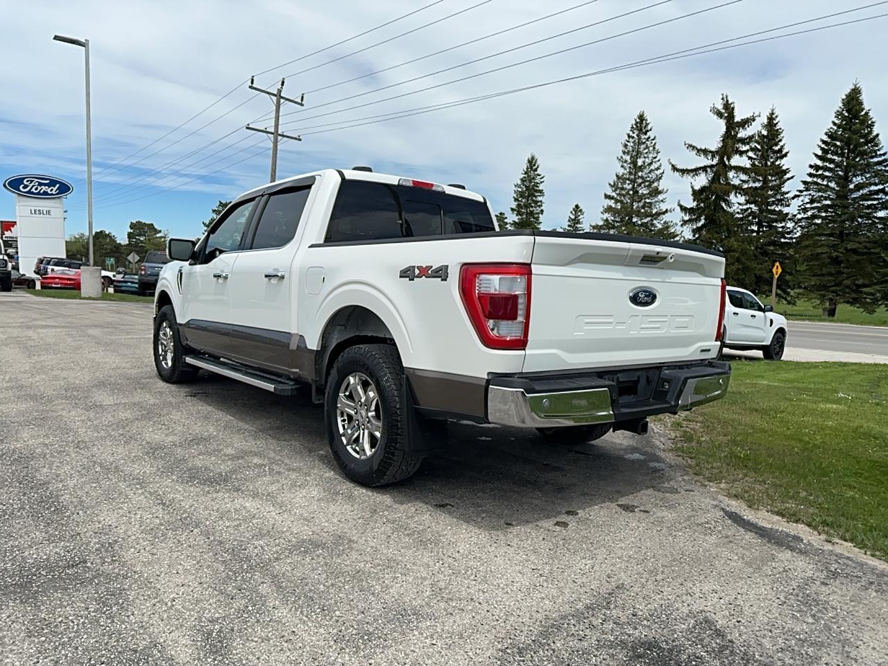 2022 Ford F-150 Lariat 4WD SuperCrew 5.5' Box Photo3