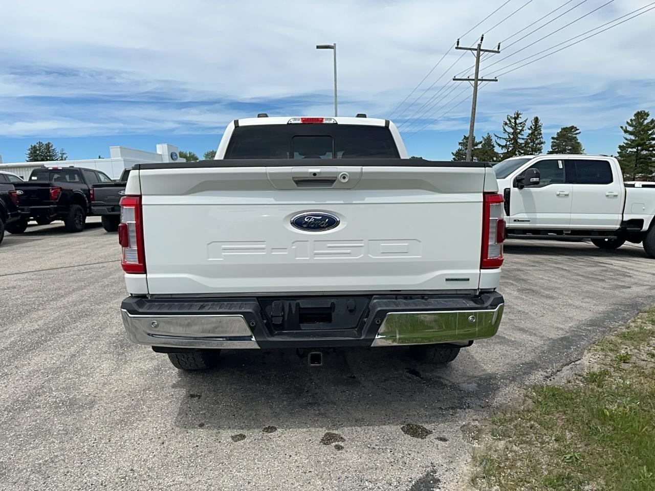 2022 Ford F-150 Lariat 4WD SuperCrew 5.5' Box Photo4