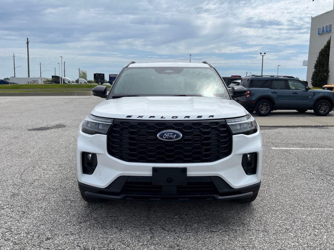 2026 Ford Explorer ST-Line Photo2