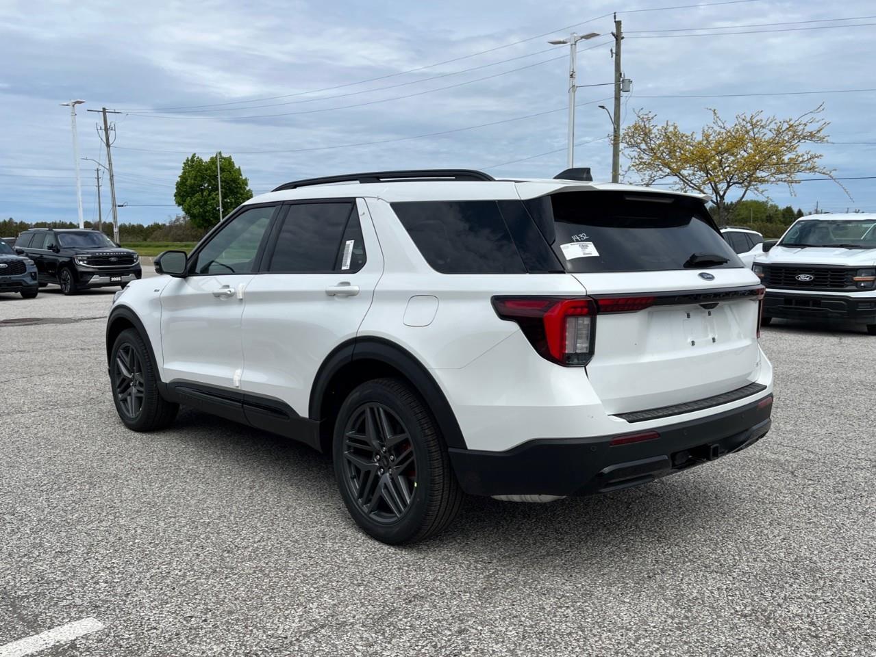 2026 Ford Explorer ST-Line Photo4