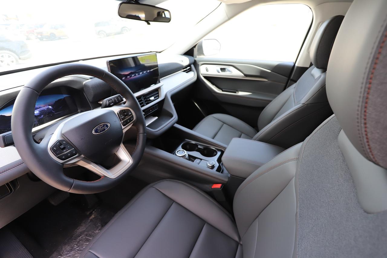 2026 Ford Explorer Active w/200A Pkg 4WD Photo
