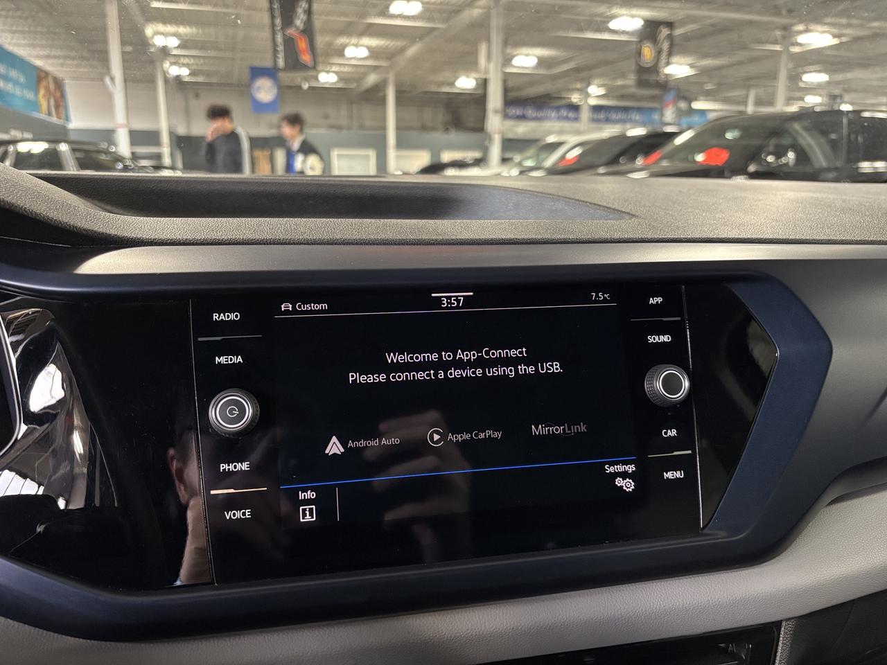 2022 Volkswagen Taos Comfortline|4MOTION|AWD|PANOROOF|BACKUPCAM|LEATHER Photo