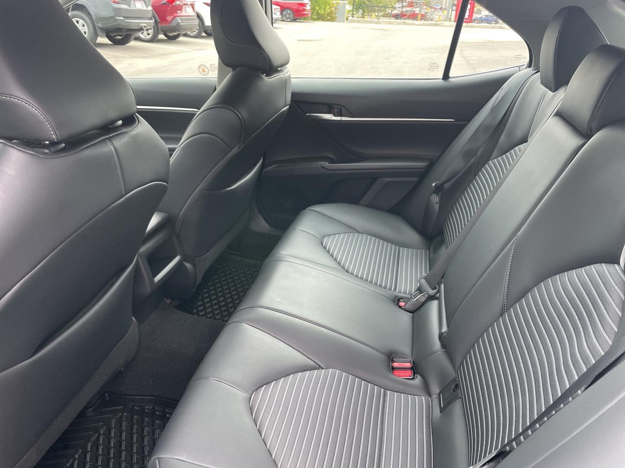 2023 Toyota Camry HYBRID SE Photo4