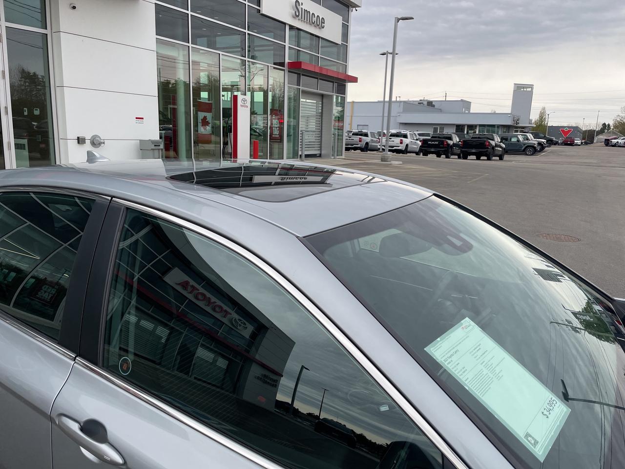 2023 Toyota Camry HYBRID SE Photo