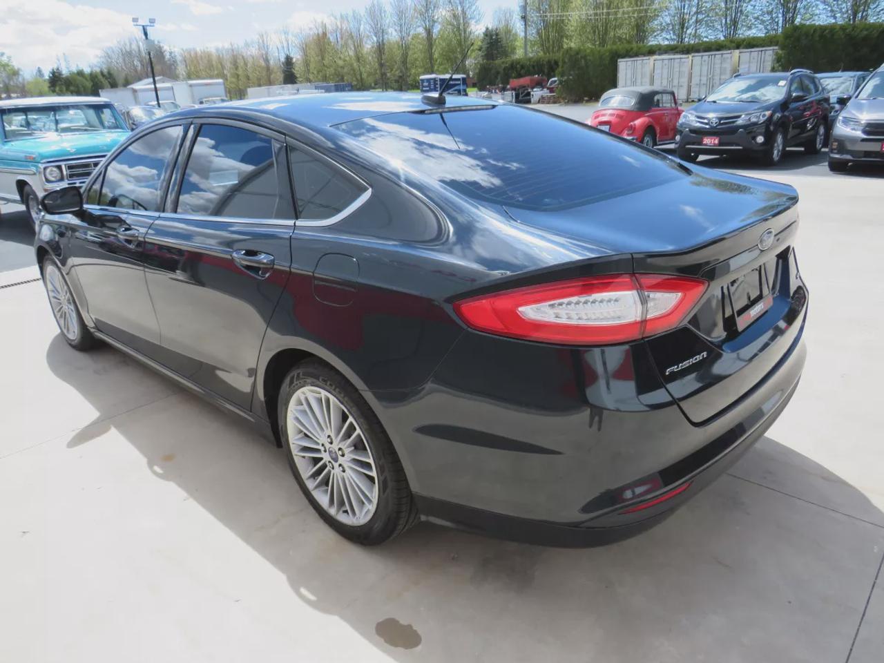 2014 Ford Fusion SE | Clean Title No Accidents | Alloy Rims | Tints | Digital Touchscreen | Reverse Camera | CD Player | Photo2