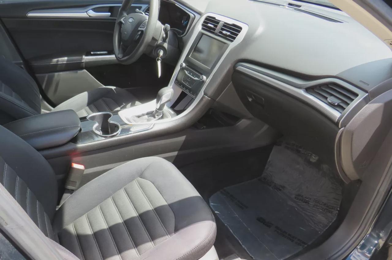 2014 Ford Fusion SE | Clean Title No Accidents | Alloy Rims | Tints | Digital Touchscreen | Reverse Camera | CD Player | Photo