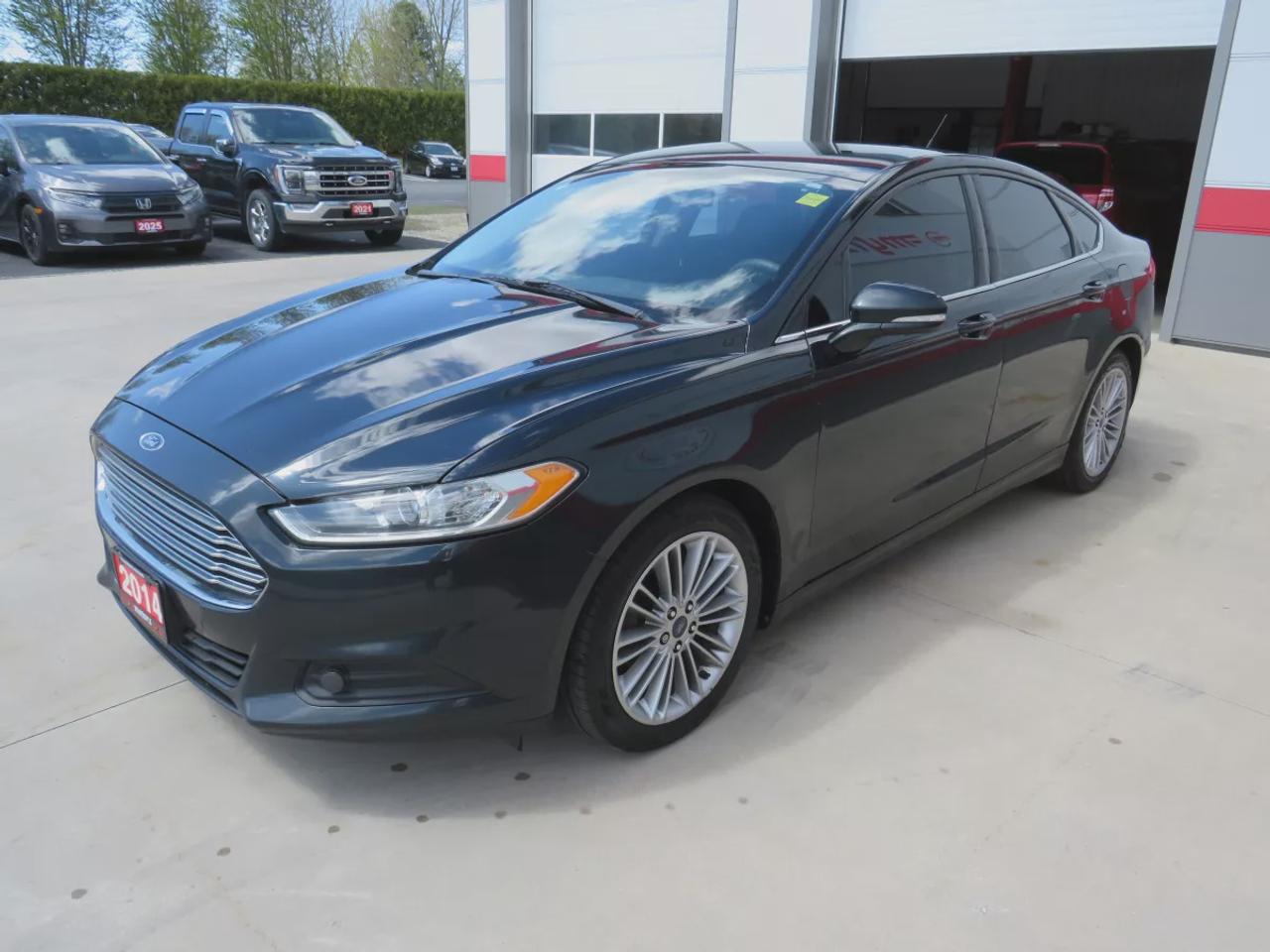 2014 Ford Fusion SE | Clean Title No Accidents | Alloy Rims | Tints | Digital Touchscreen | Reverse Camera | CD Player | Photo