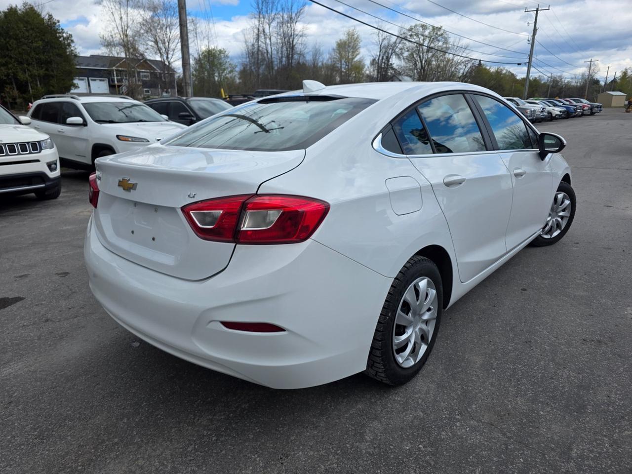 2018 Chevrolet Cruze LT Photo4