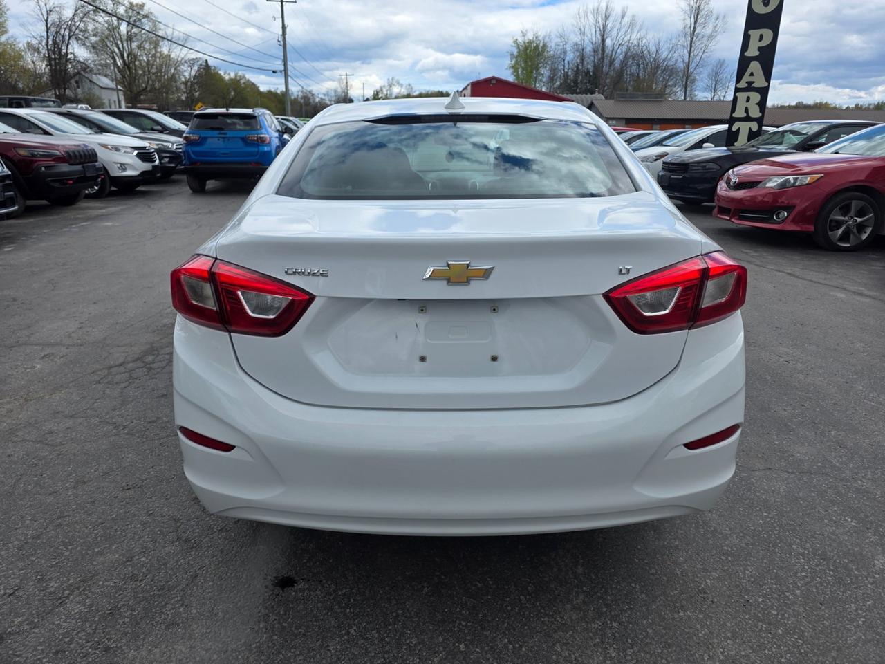 2018 Chevrolet Cruze LT Photo3