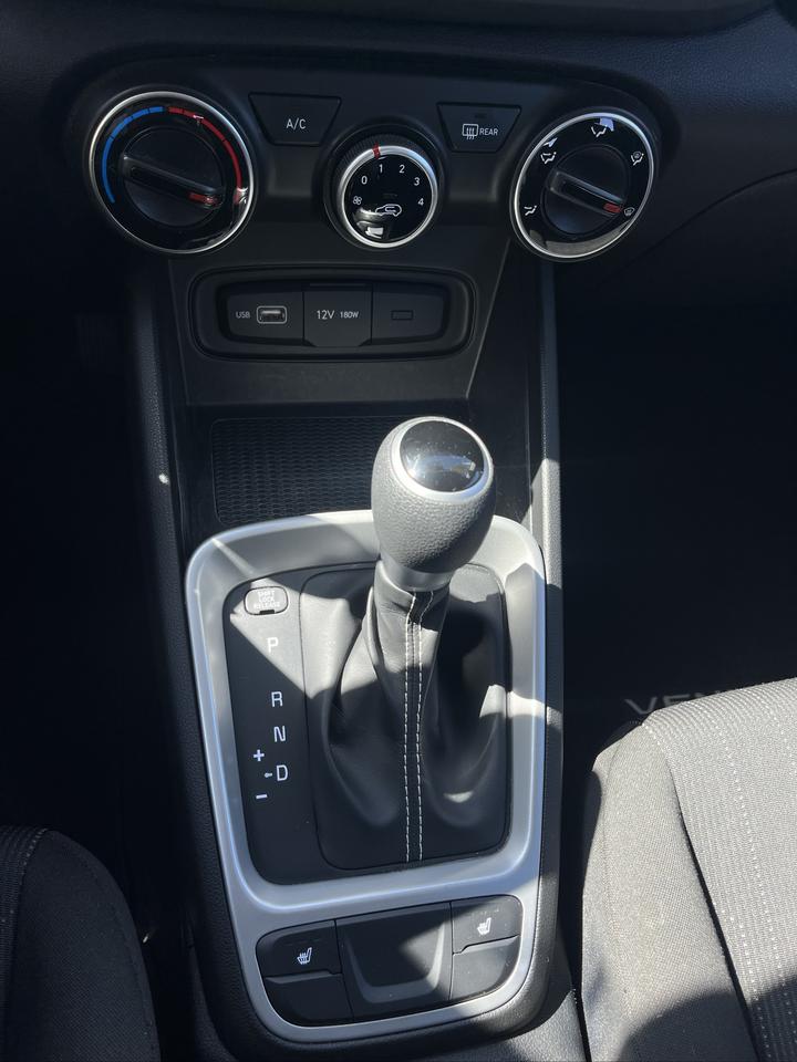 2022 Hyundai Venue ESSE TWO-TONE Photo