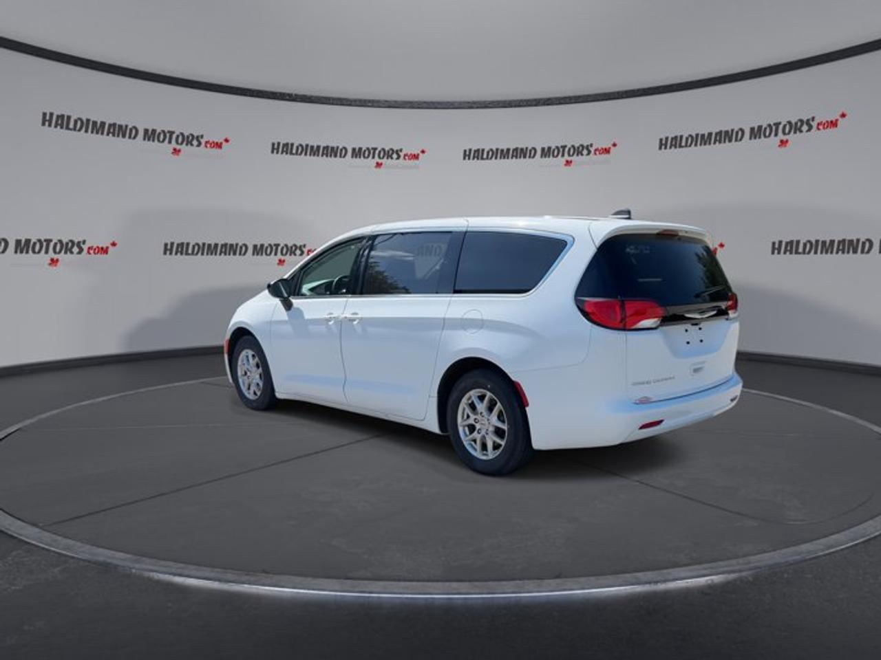 2024 Dodge Grand Caravan SXT 2WD | No Accidents | Heated Steering Wheel Photo