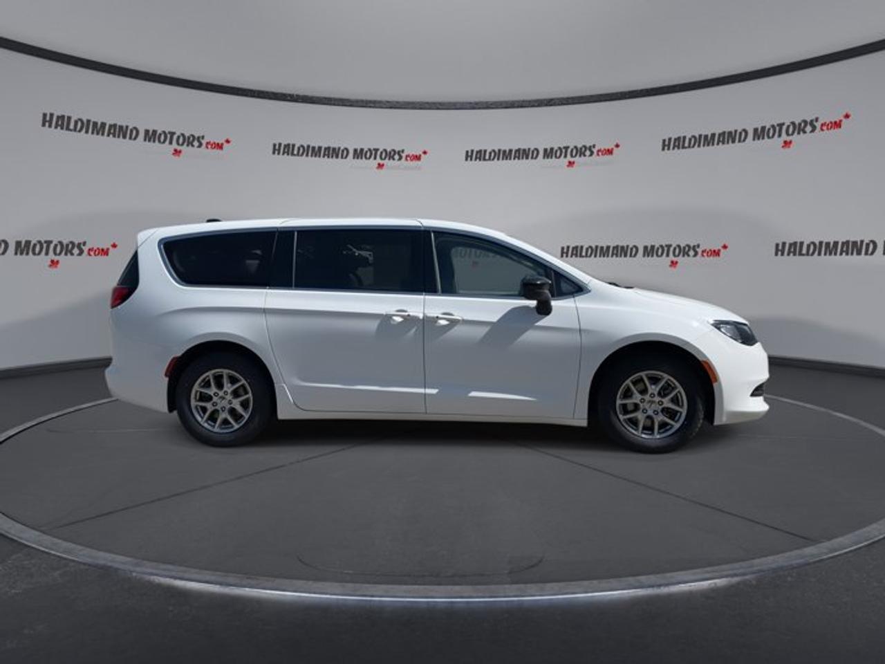 2024 Dodge Grand Caravan SXT 2WD | No Accidents | Heated Steering Wheel Photo