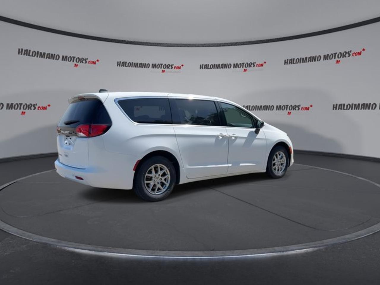 2024 Dodge Grand Caravan SXT 2WD | No Accidents | Heated Steering Wheel Photo