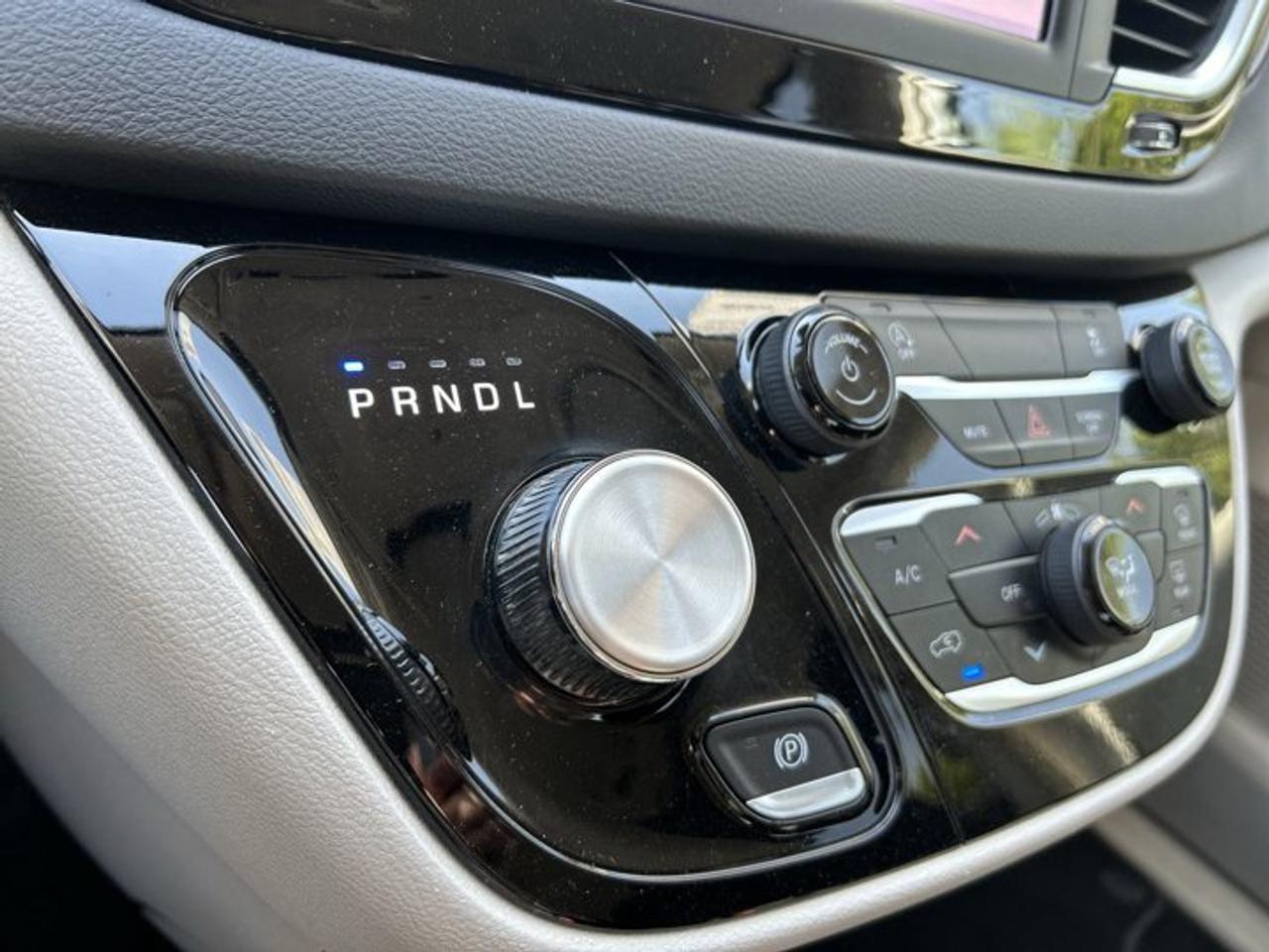 2024 Dodge Grand Caravan SXT 2WD | No Accidents | Heated Steering Wheel Photo