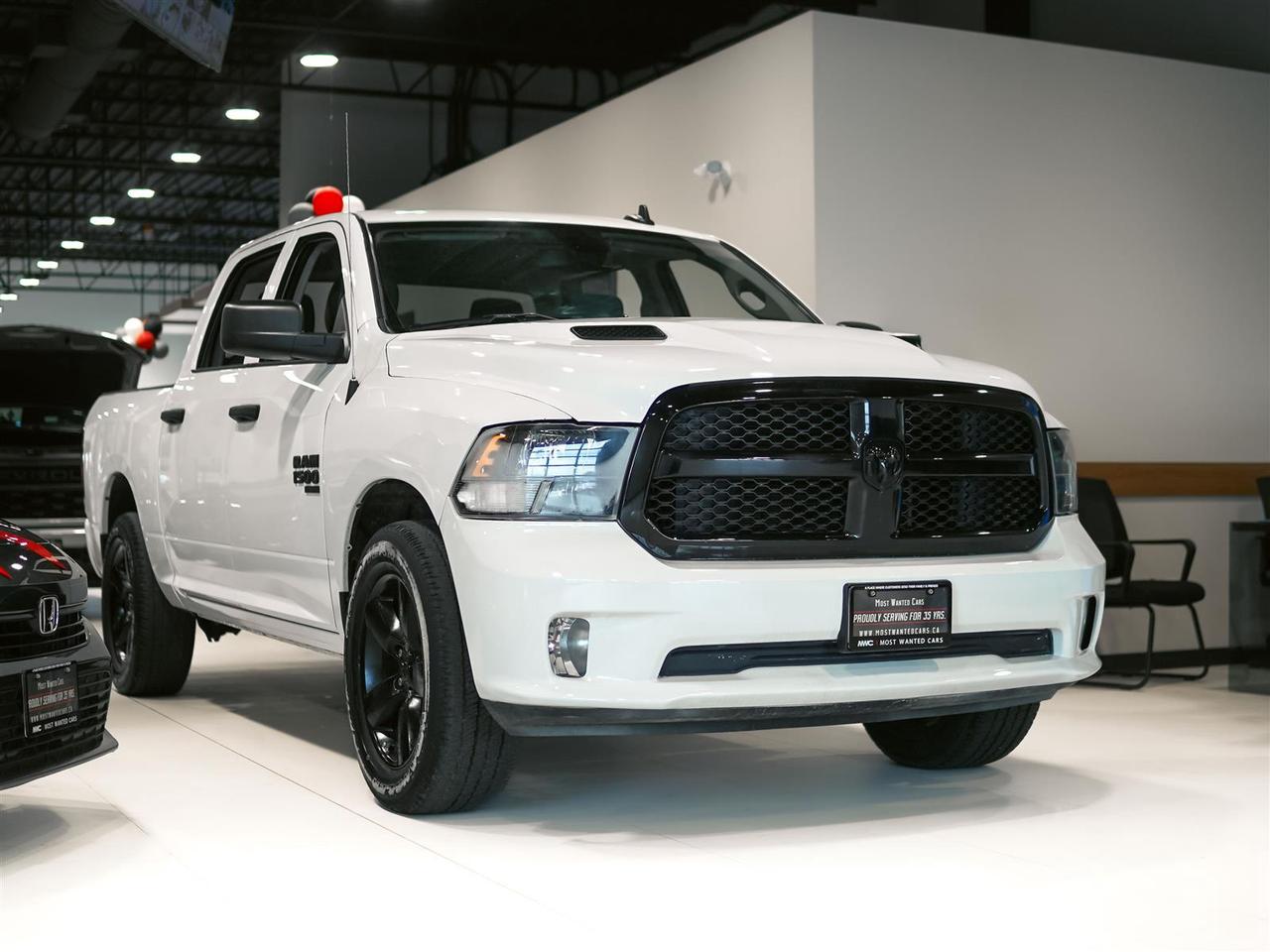 2022 RAM 1500 Classic CREW CAB 4X4 | NO ACCIDENTS | NIGHT + SUBZERO PKG Photo