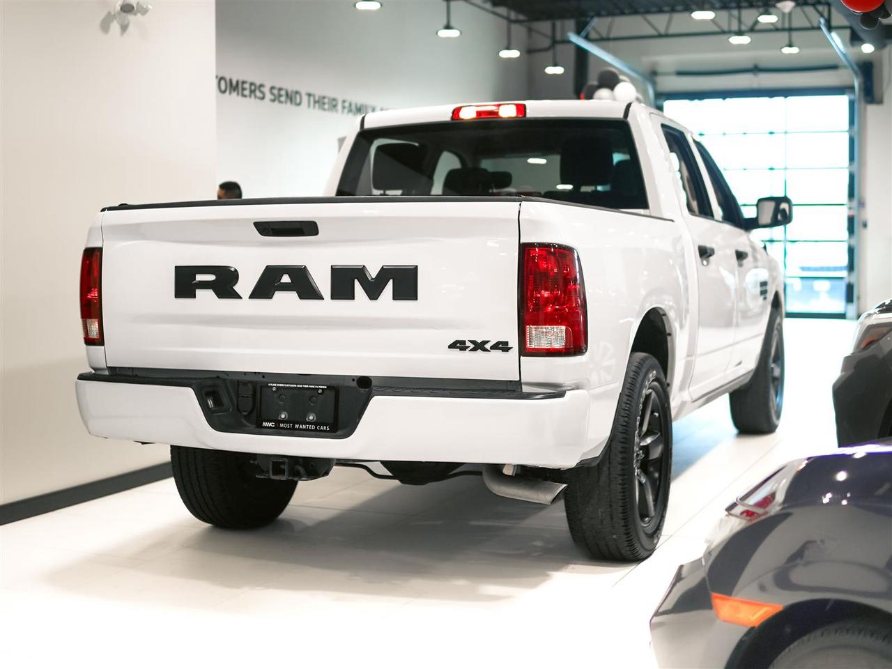 2022 RAM 1500 Classic CREW CAB 4X4 | NO ACCIDENTS | NIGHT + SUBZERO PKG Photo