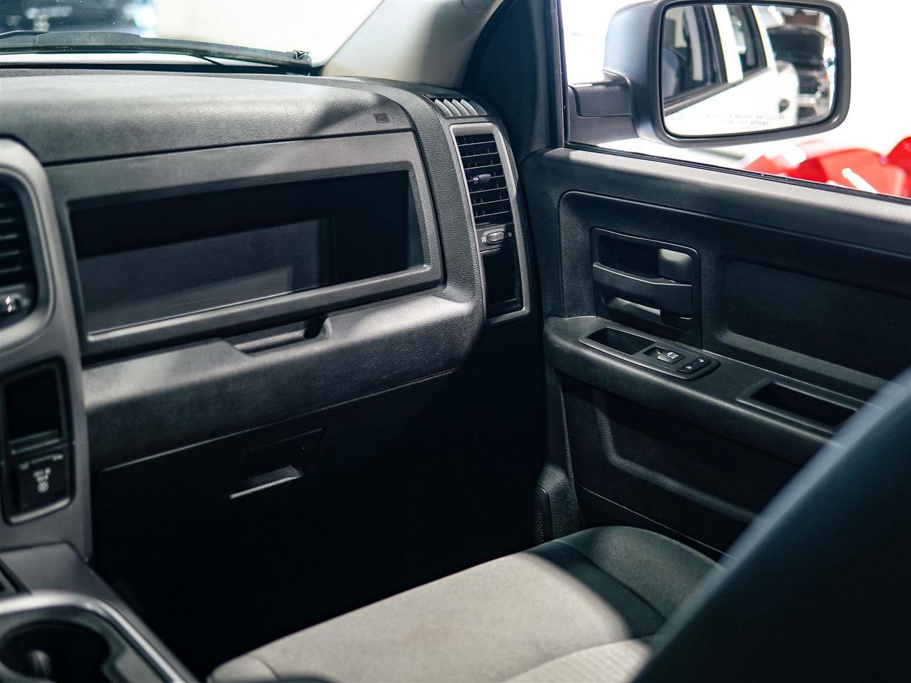 2022 RAM 1500 Classic CREW CAB 4X4 | NO ACCIDENTS | NIGHT + SUBZERO PKG Photo