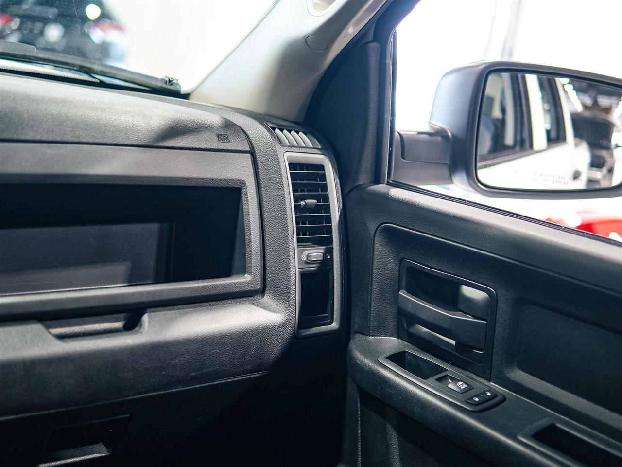 2022 RAM 1500 Classic CREW CAB 4X4 | NO ACCIDENTS | NIGHT + SUBZERO PKG Photo
