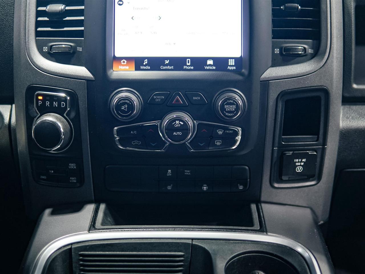 2022 RAM 1500 Classic CREW CAB 4X4 | NO ACCIDENTS | NIGHT + SUBZERO PKG Photo