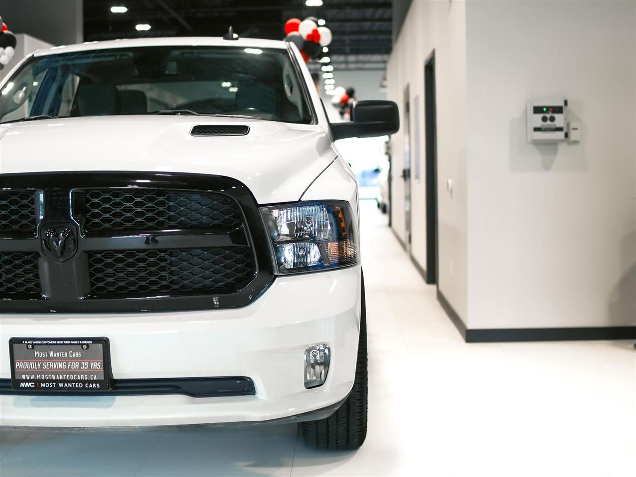 2022 RAM 1500 Classic CREW CAB 4X4 | NO ACCIDENTS | NIGHT + SUBZERO PKG Photo