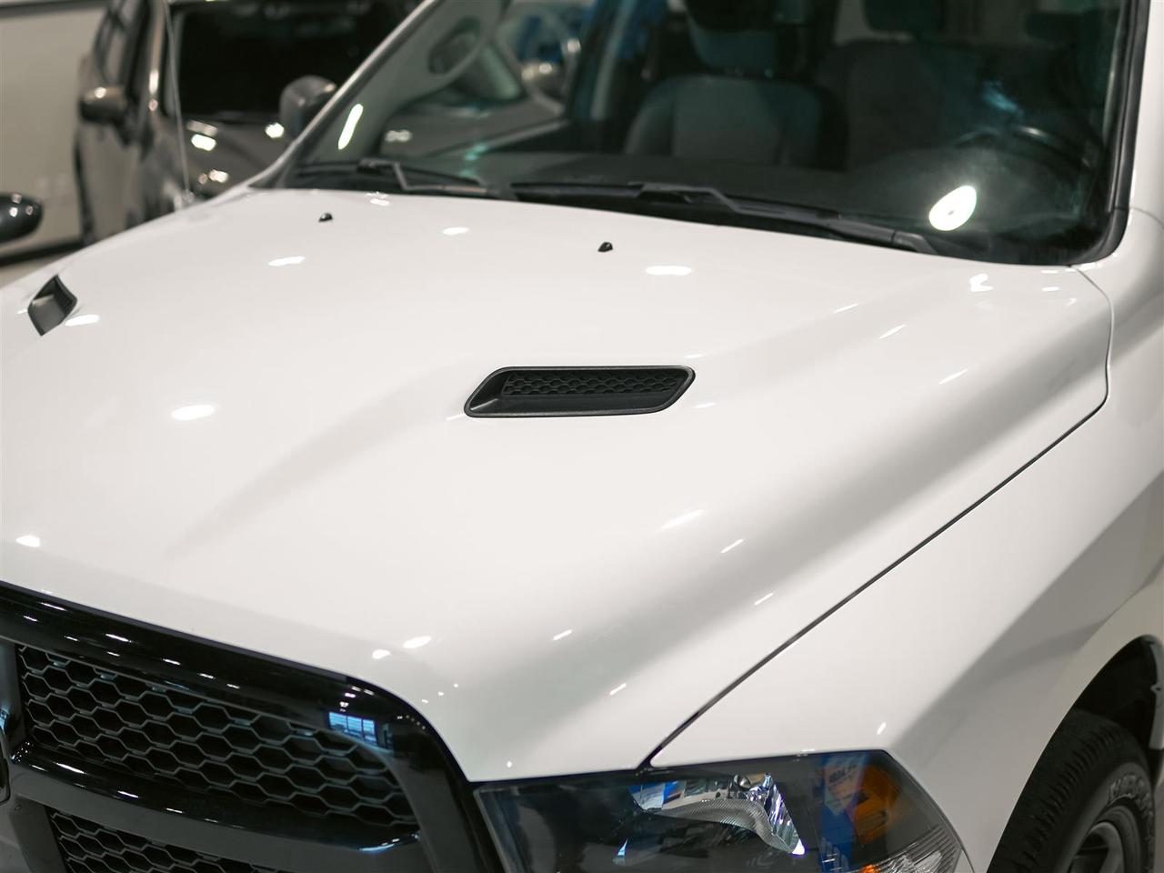 2022 RAM 1500 Classic CREW CAB 4X4 | NO ACCIDENTS | NIGHT + SUBZERO PKG Photo