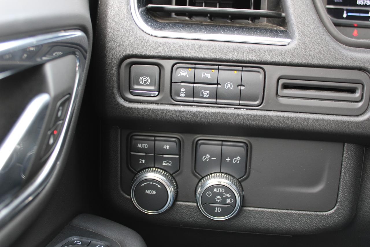 2024 GMC Yukon XL 4WD 4dr SLT Photo