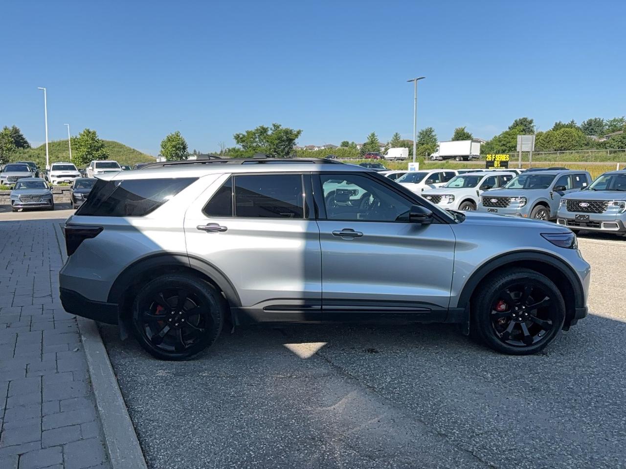 2021 Ford Explorer ST, PREMIUM TECH PACK AND STREET PACK AND SUNROOF! Photo3
