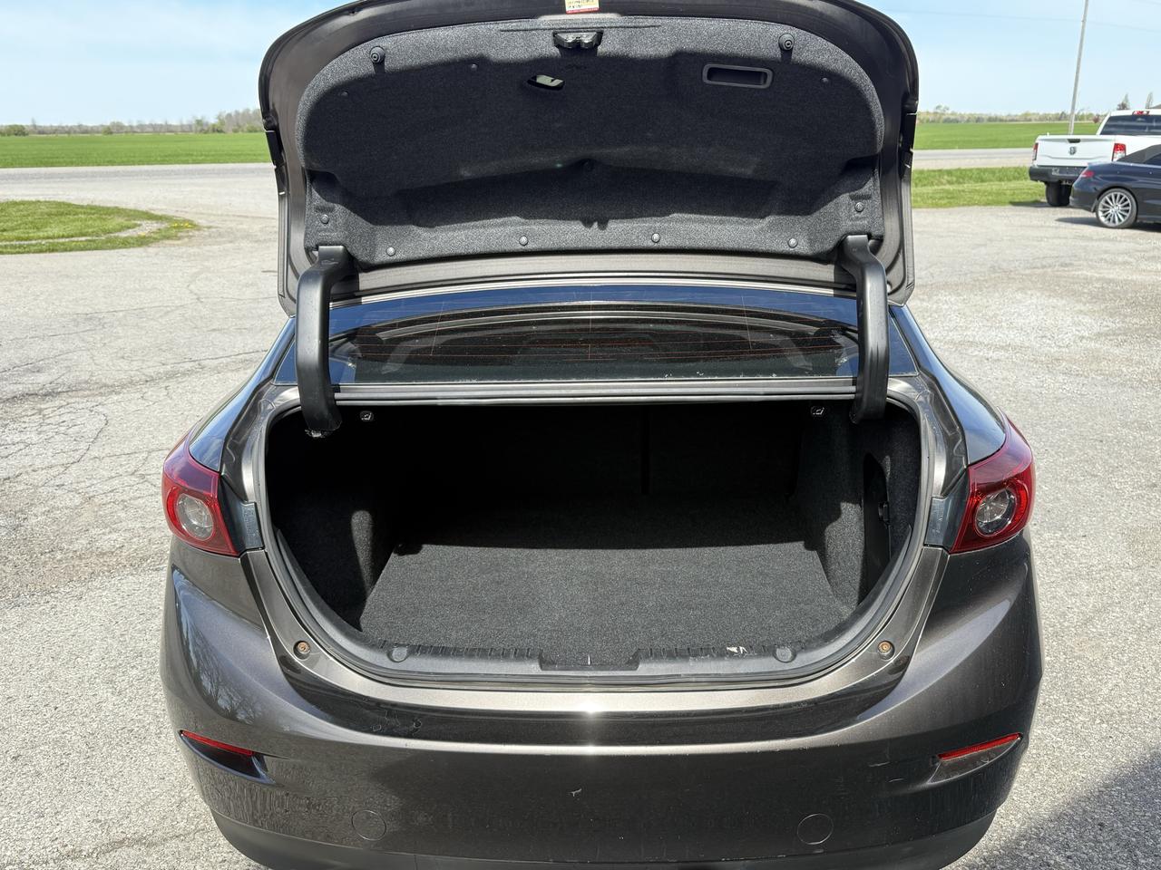 2017 Mazda MAZDA3 GS | Navigation | Backup Camera | Heated Seats Photo4