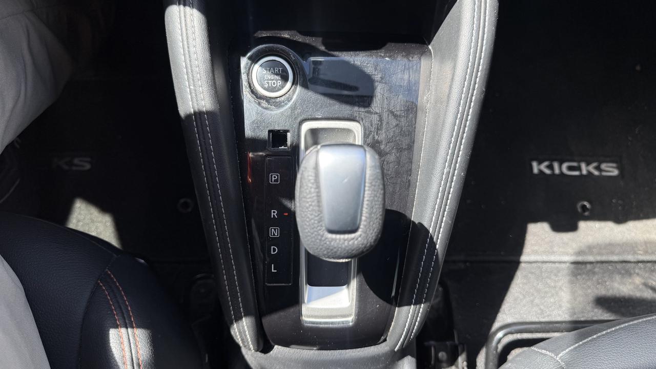 2019 Nissan Kicks SR Photo