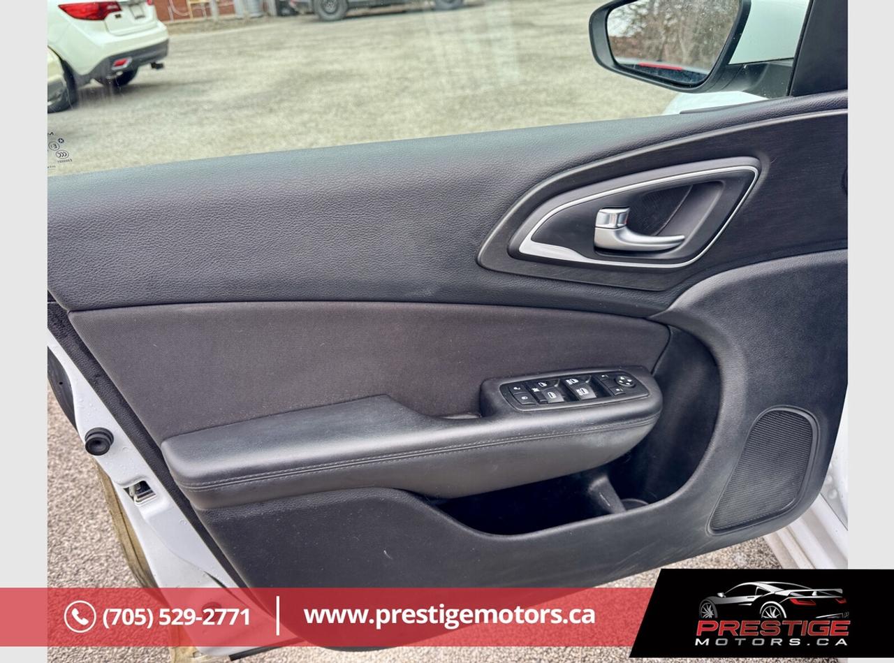 2015 Chrysler 200 Limited Photo